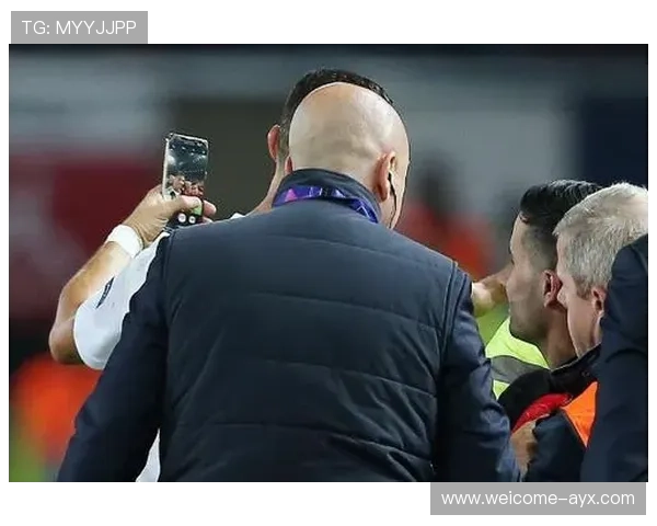 C罗被拍夜跑中途帮一名迷路老人，暖心场面传开